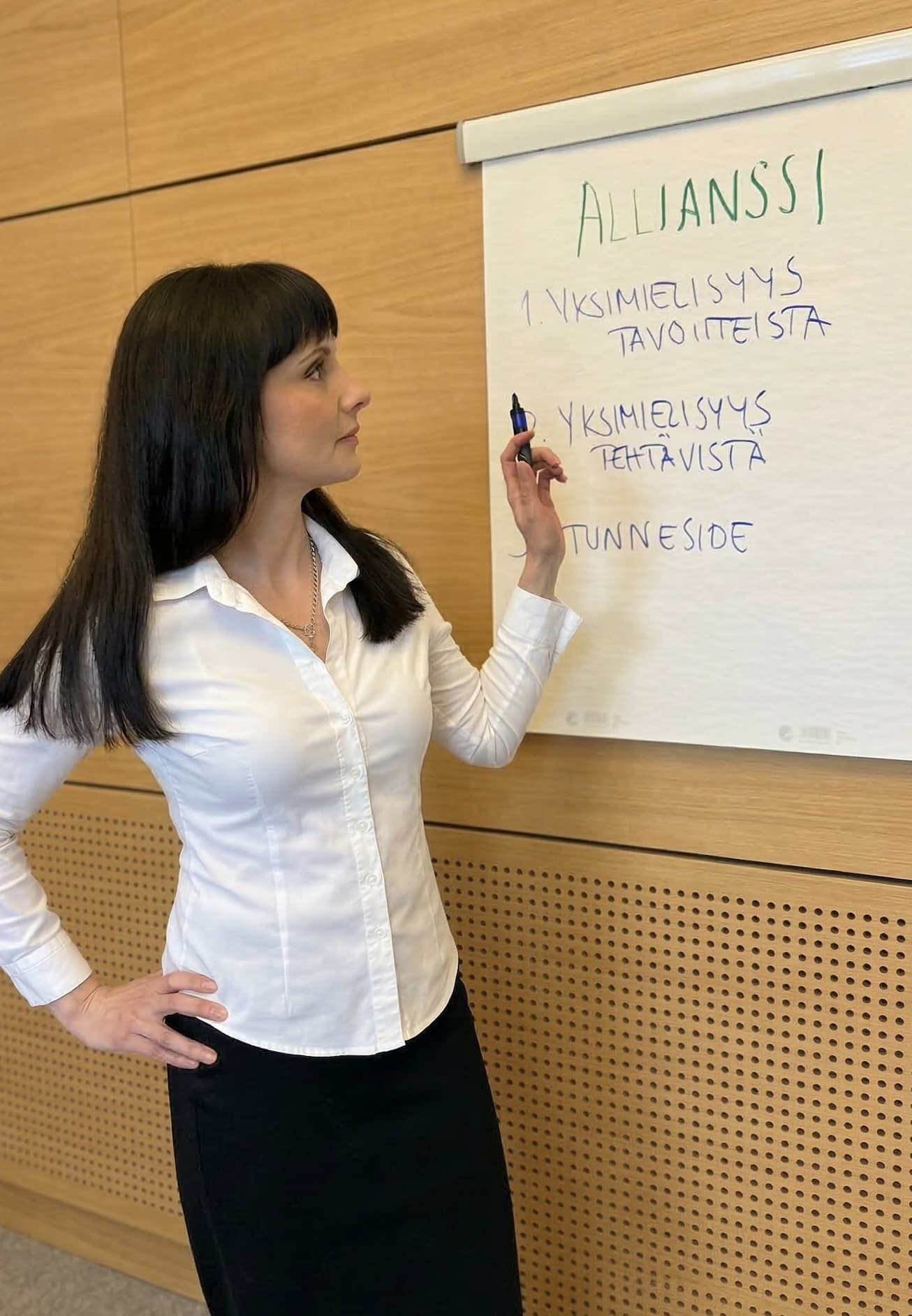 Marika Laakkonen pitämässä koulutusta yleisölle